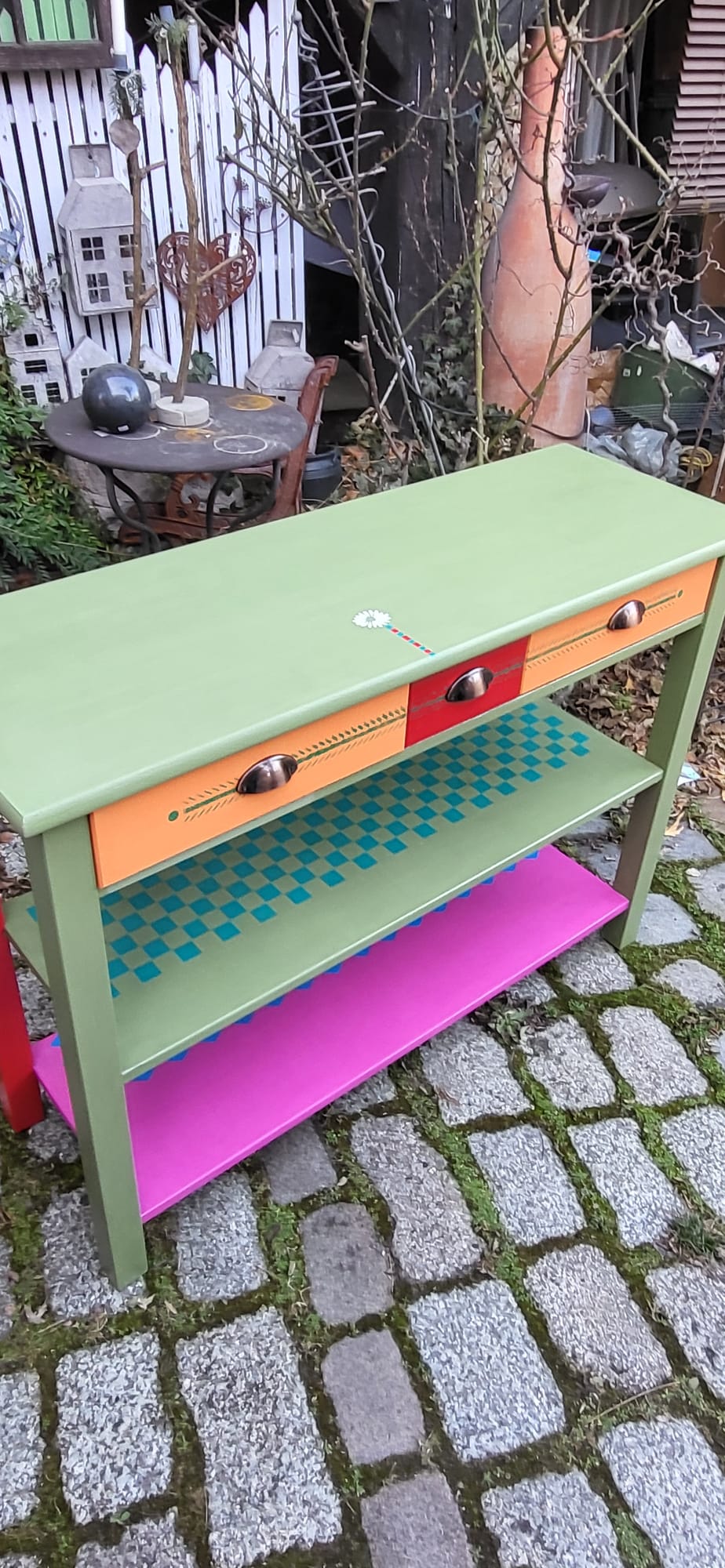 Tresen in Yellowchair Olive Nr. 375 gestrichen.