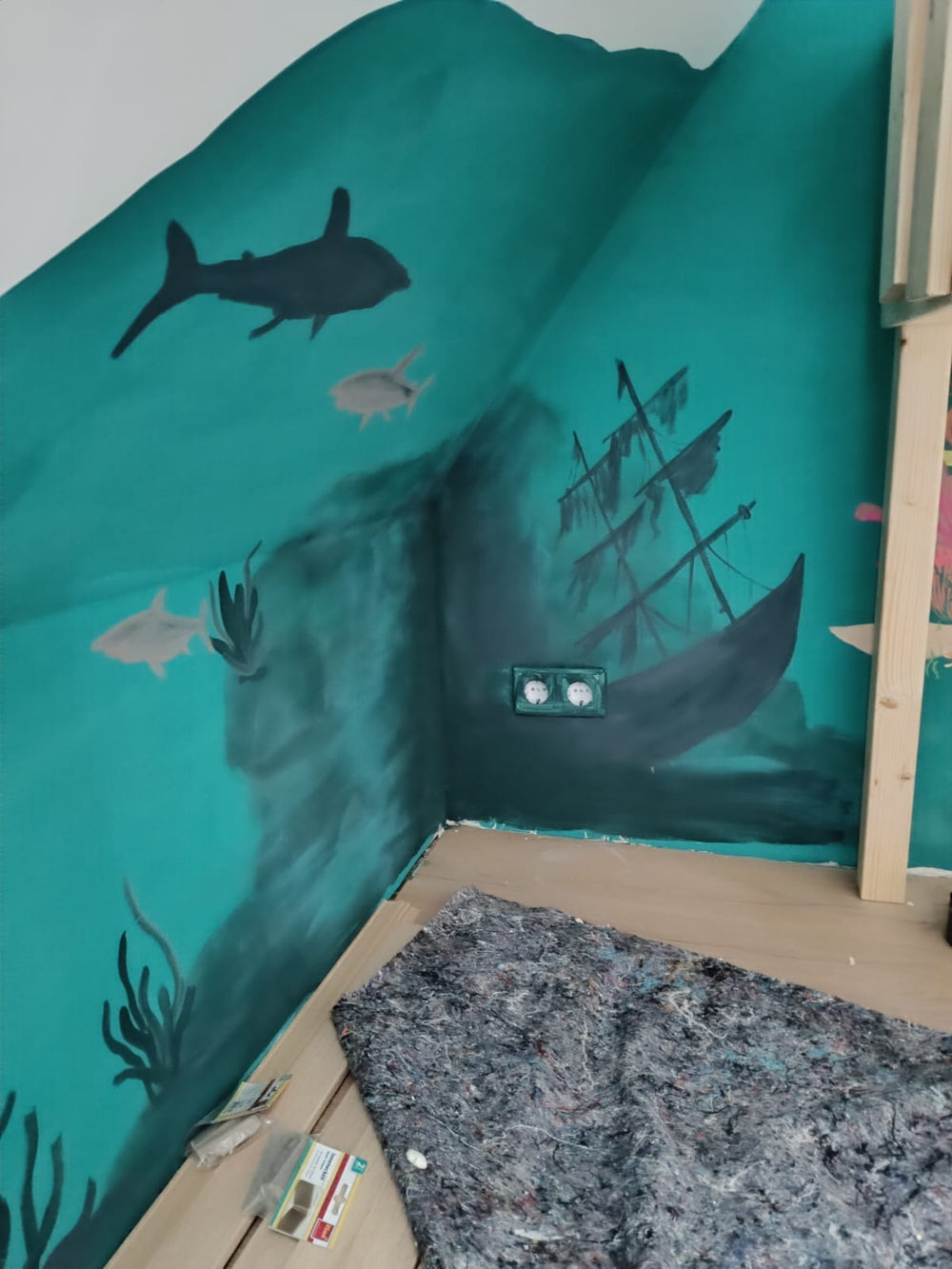 Wand mit Unterwasserwelt gestrichen mit Yellowchair Blaugrün Nr. 125