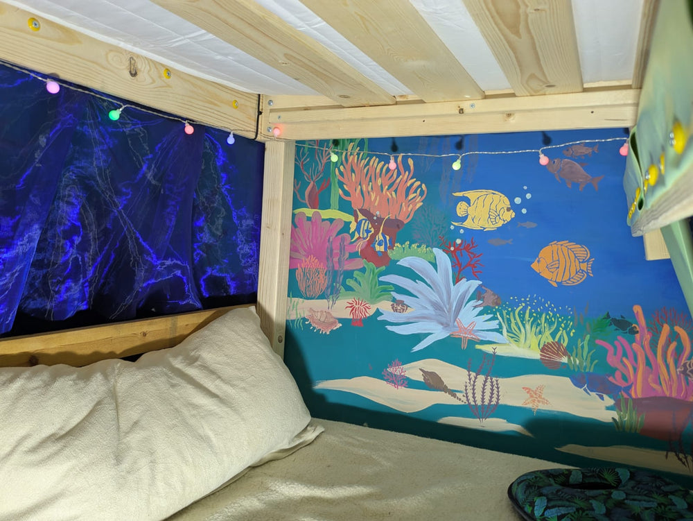 Tisch mit Unterwasserpflanzen gestrichen mit Yellowchair Blaugrün Nr. 125 und anderen Farben