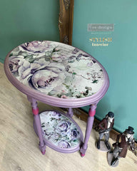 Decoupage Papier mit Blumen auf einem TIschchen