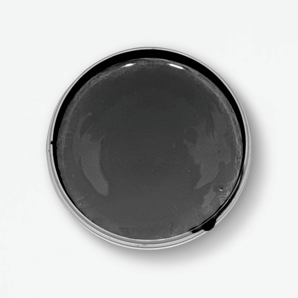 Blick in die geöffnete Yellowchair Kreidefarbe Dose Nr. 55 Schwarz