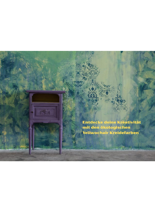 Wallart in Grün mit einem Aubergine farbenen Schränkchen davor.