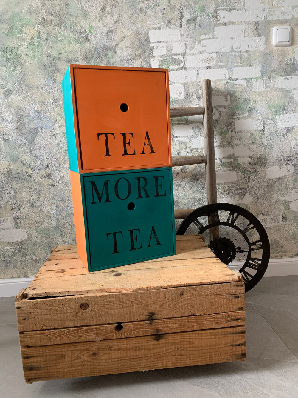 Dose in Yellowchair Orange Nr. 15 und Blaugrün Nr. 125 gestrichen.