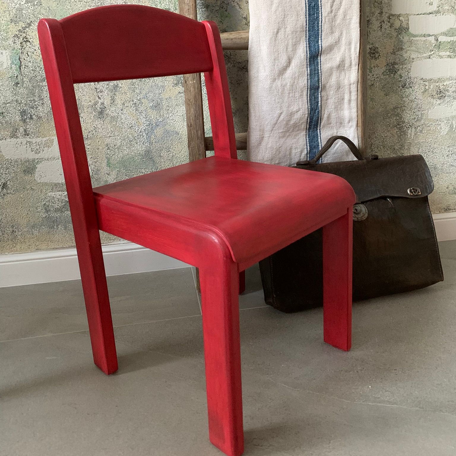 Stuhl in Yellowchair Rot Nr. 5 gestrichen