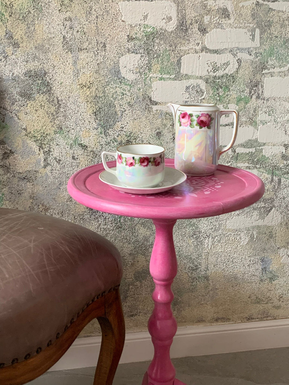 Tischchen in Yellowchair Fuchsia Nr. 75 gestrichen.