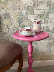 Tischchen in Yellowchair Fuchsia Nr. 75 gestrichen.