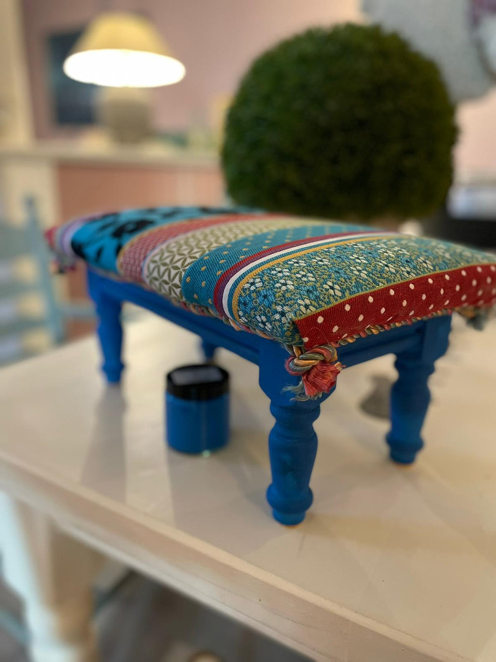 Hocker gestrichen mit Yellowchair Sommerblau Nr. 35