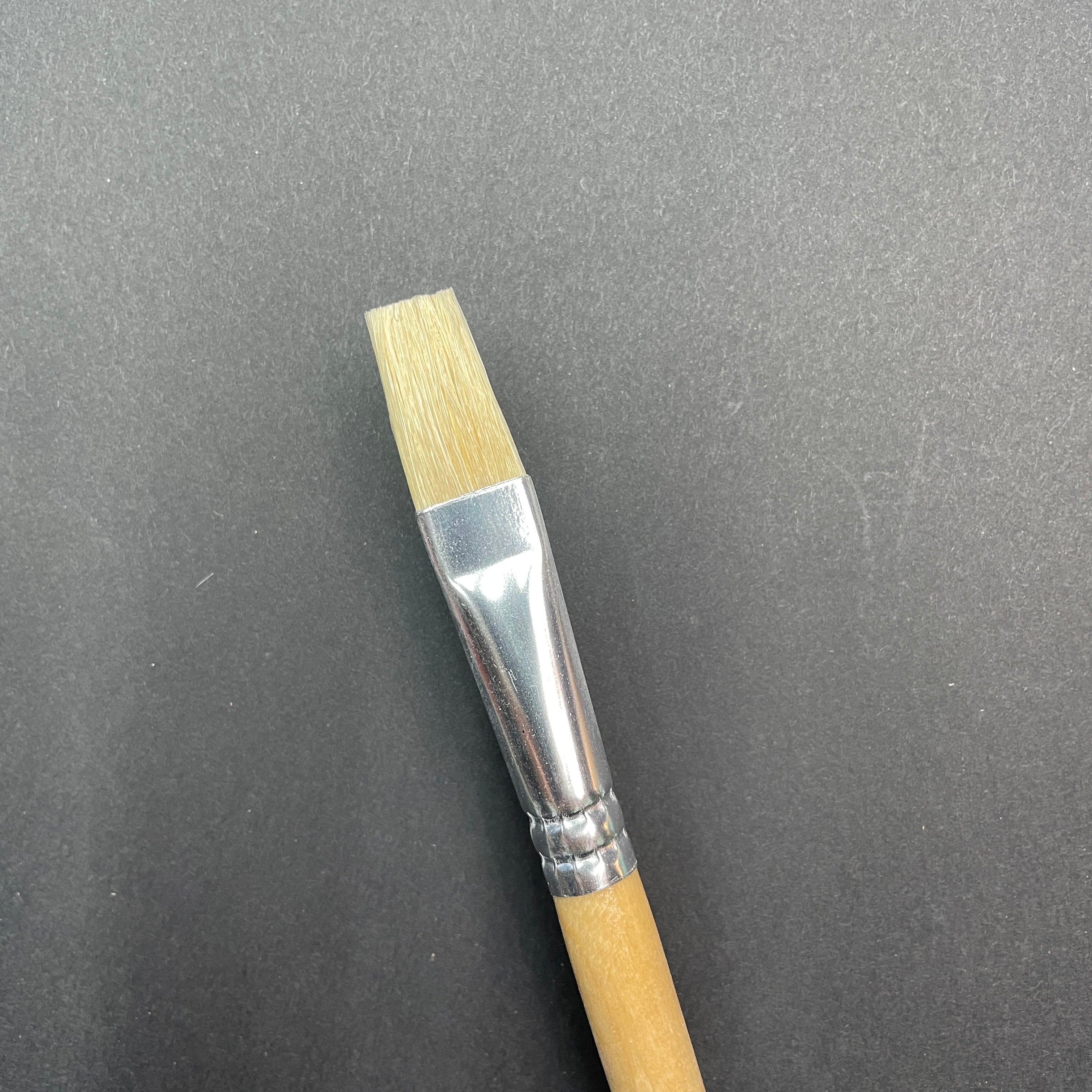 Brosse répulsive avec les poils synthétiques jaunes