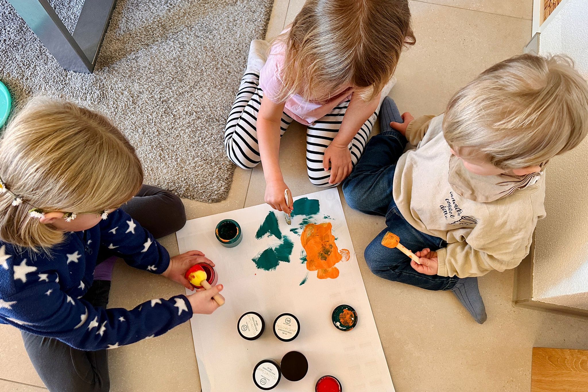 Kinder beim Spielen mit Yellowchair