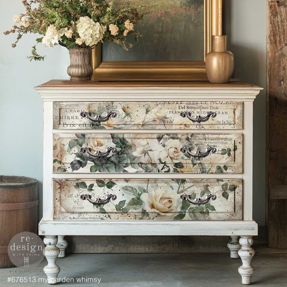 Decoupage Papier mit Blumen auf einer Kommode