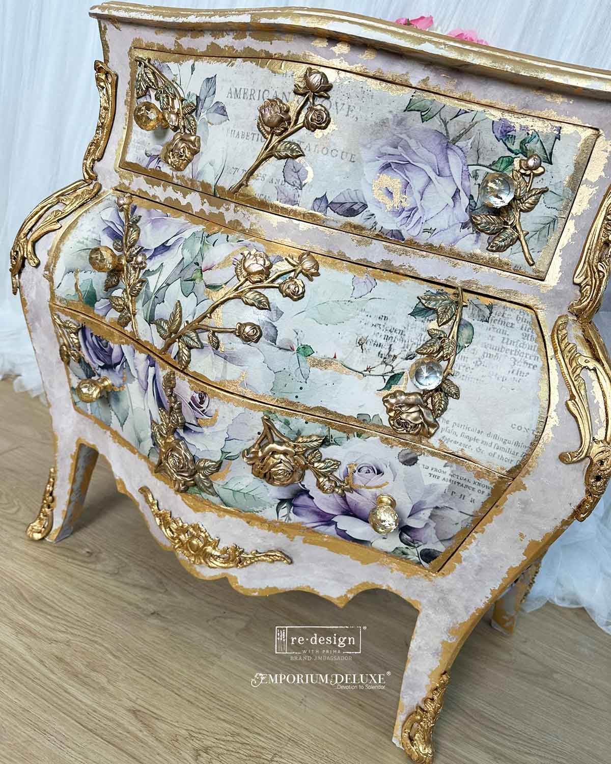 Decoupage Papier mit Blumen auf einer Kommode