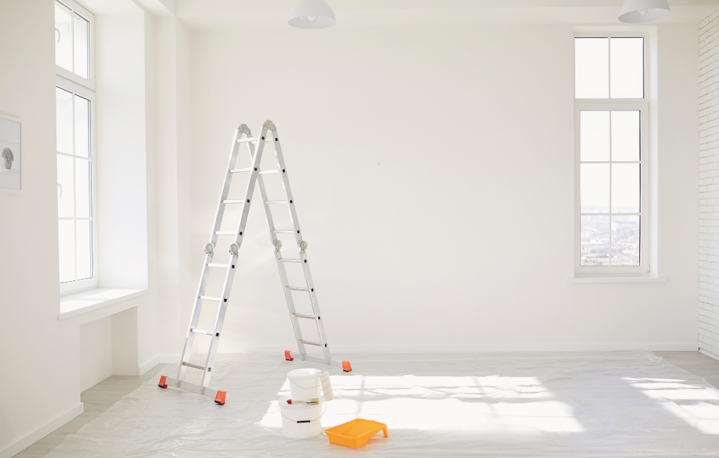 Weiß gestrichene Wand mit einer Leiter davor