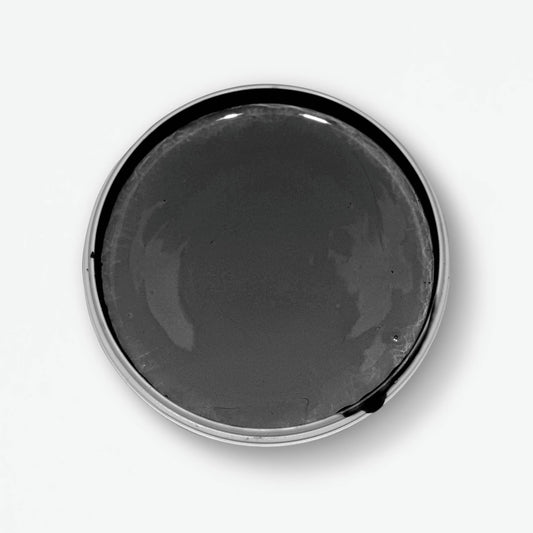 Blick in die geöffnete Yellowchair Kreidefarbe Dose Nr. 55 Schwarz